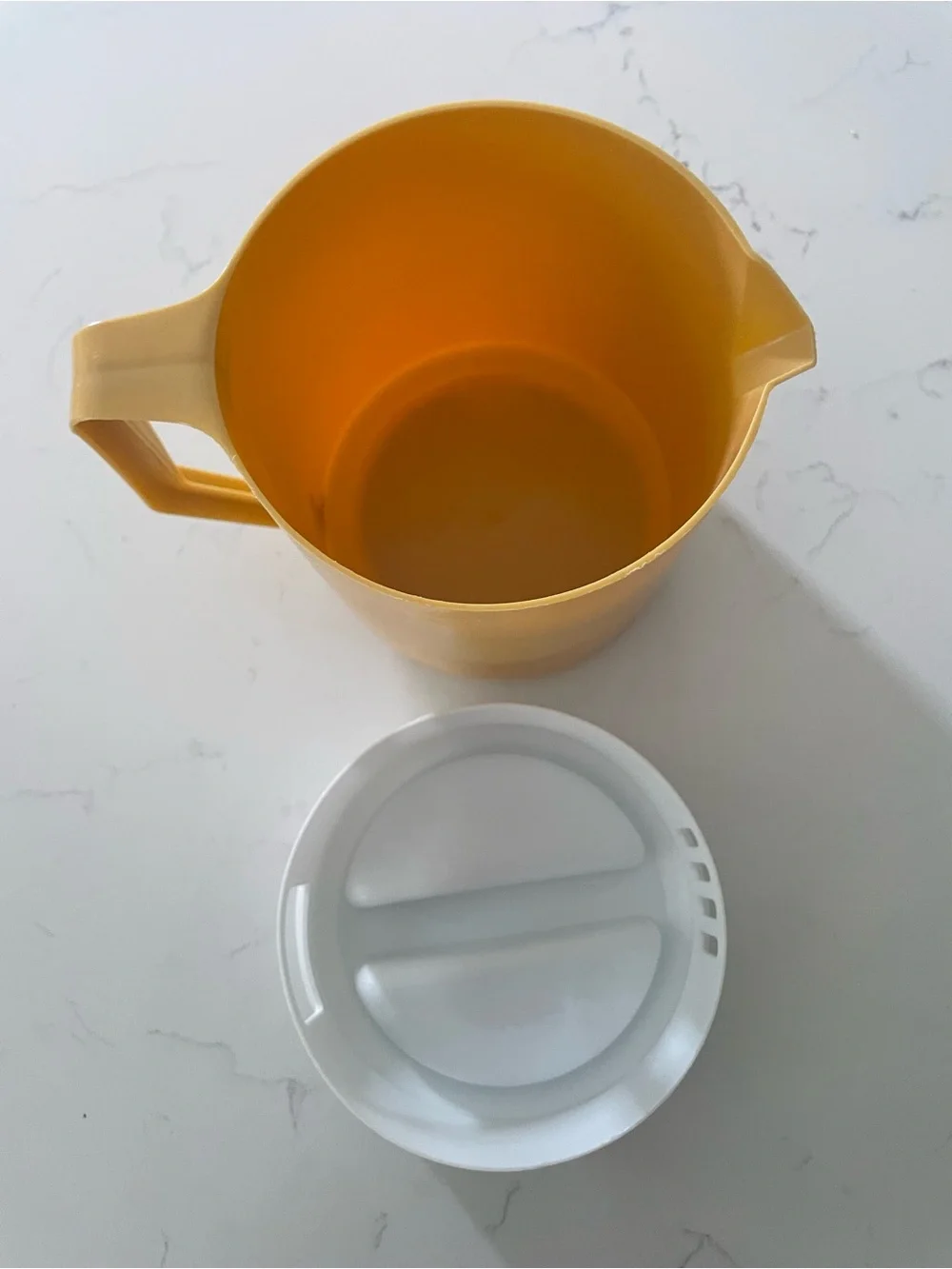 Vintage Rubbermaid Yellow Pitcher with White Lid 1 1/2 qt #0257